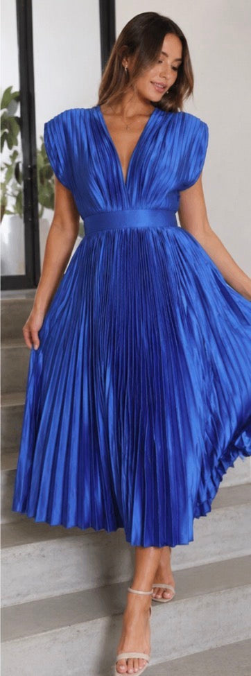 Hayes & Tate™ | Timeless Pleated Midi Dress