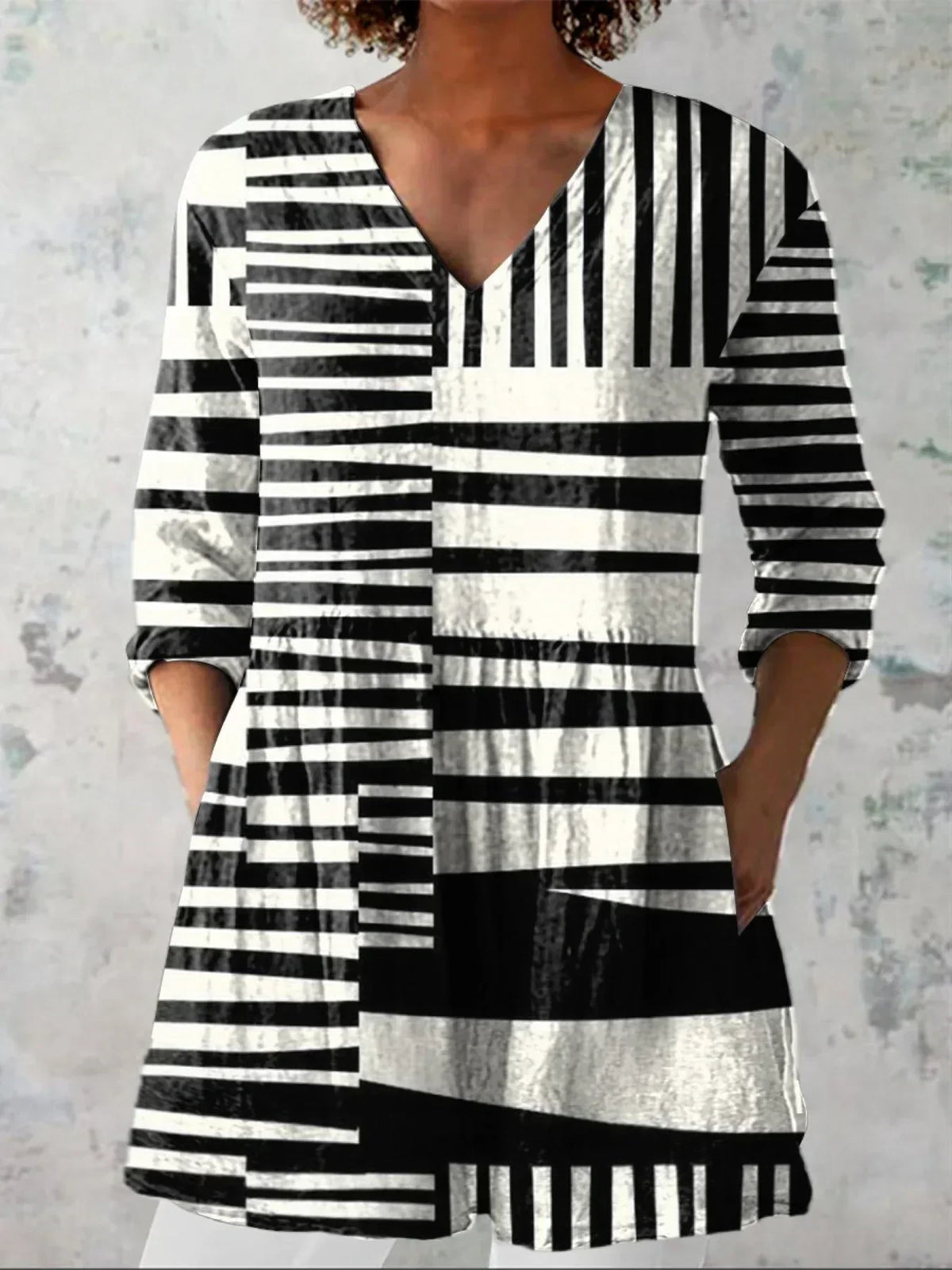 Evelyn | Abstract Stripe V-Neck Shirt