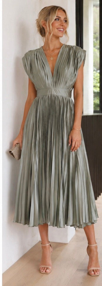 Hayes & Tate™  | Timeless Pleated Midi Dress